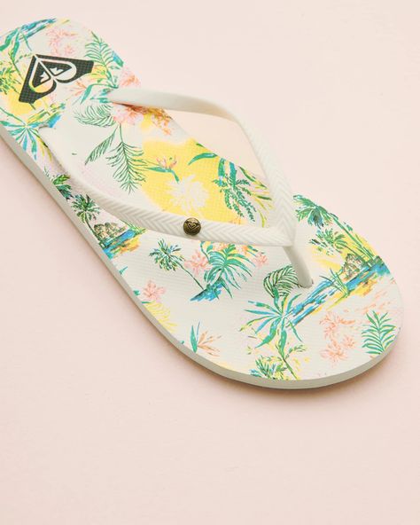 Hit the beach in style with these Roxy flip flops. The Bermuda Print Sandals are a must-have for any adventurer seeking comfort and style. Water-resistant, they’re perfect for sunny beach days or trips near the water. Their timeless white color adds a touch of freshness and elegance to your summer outfits. Lightweight and flexible, these sandals provide optimal grip for lasting comfort. Whether you're walking on sand or exploring trails, they’ll accompany you every step of the way. Printed Flip Flops, Sunny Beach, Beach Days, Summer Clothes, Beach Day, Roxy, White Color, Sunnies, Flip Flops