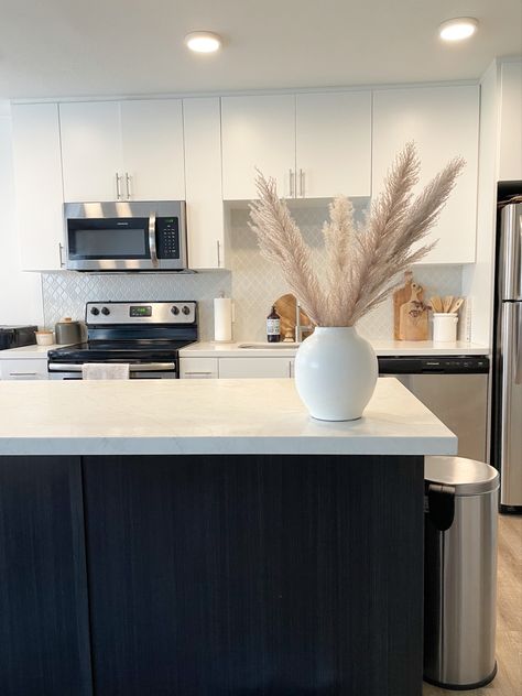 Pampas Grass Kitchen Island, Kitchen Island Decor, Island Decor, Marble Countertops, Pampas Grass, Home Decor Kitchen, Apartment Decor, Flower Decorations, Kitchen Island