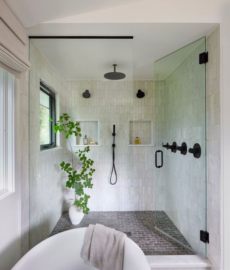 Architectural Digest Bathroom, Bathroom Shower Stalls, Walk In Shower Ideas, Hamptons Beach House, Standing Shower, Master Shower, Bold Wallpaper, Have A Shower, Rainfall Shower Head