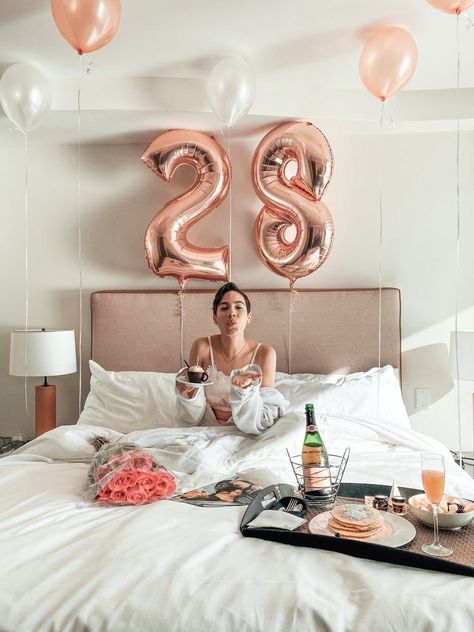 28th Birthday Photoshoot, 28th Birthday Ideas, Happy 28th Birthday, Surprise Birthday Decorations, Birthday Balloons Pictures, Birthday Room Decorations, Birthday Party Photography, Birthday Goals, Cute Birthday Pictures