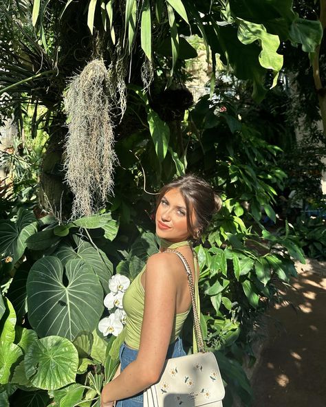 Like a butterfly, her wings unfolded 🦋 Botanical Garden Poses, Pose In Garden, Botanical Garden Outfit, Her Wings Unfolded, Garden Poses, Botanical Garden Photo Shoot, Photo Angles, Butterfly Sanctuary, Foto Inspo