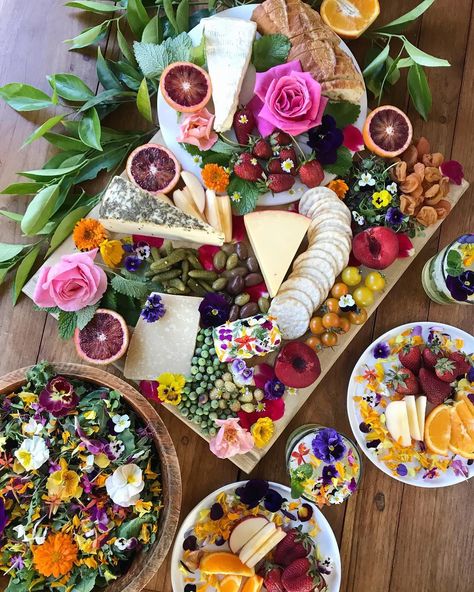 Flower feast 🌸🌼🌷🌹🌺🌻 Cheese Plate Presentation, Perfect Cheese Board, Beautiful Cheese Board, Charcuterie Inspiration, Grazing Tables, Cheese Platters, Cheese Plate, New Cookbooks, Food Platters