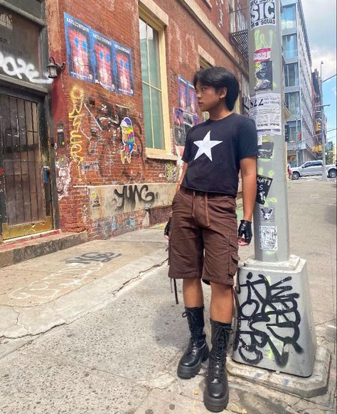 Cargo Shorts And Boots, New York Street Aesthetic, Black Cargo Shorts Outfit, Cargo Shorts Outfits Women, Cargo Shorts Outfit, Cargo Shorts Black, Street Aesthetic, Boots Fit, Soho New York