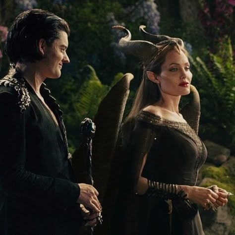 Live Action Maleficent, Maleficent With Hair Down, Maleficent Hair Down, Diaval Maleficent, Maleficent And Diaval, Maleficent Art, Maleficent Cosplay, Angelina Jolie Maleficent, Maleficent Movie