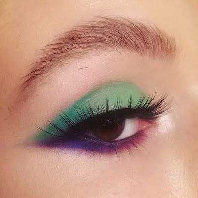 Green and Purple Winged Eyeshadow Beetlejuice Inspired Makeup, Winged Eyeshadow, Tiana Wedding, Purple Eyeshadow Looks, Green Eyeshadow Look, Eyeshadow Products, Green Makeup, Purple Eyeshadow, Green Eyeshadow