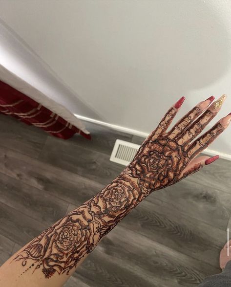 Hanna Tattoo Design, Henna On Hand, Hanna Tattoo, Henna Styles, Cute Henna Designs, Cute Henna Tattoos, Henna Style Tattoos, Henna Inspo, Rose Tattoo Sleeve