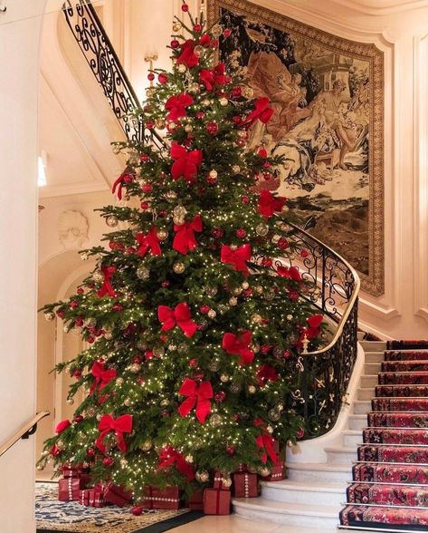 Christmas Tree Inspiration Red And Gold, Boughs Of Holly, Red And Gold Christmas Tree, Gold Christmas Tree Decorations, Christmas Tree Inspiration, Tis The Season To Be Jolly, What Is Christmas, Days Until Christmas, Christmas Inspo