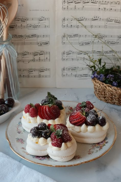 These Mini Pavlovas have a crisp, delicate meringue outside and a fluffy, marshmallow centre. Topped with chantilly cream and fresh seasonal fruit they're sure to be a hit!  Perfect for a fancy high tea, valentines or any special occasion. Or simply make them as a treat for yourself ;) This detailed recipe includes both written and visual step-by-step instructions, along with recipe notes/tips. The measurements are provided in both grams and baking cups to suit all audiences.    Please see the b Tea Valentines, Meringue Dessert, Mini Pavlovas, Meringue Desserts, Dessert Christmas, Valentines Baking, Baking Homemade, Chantilly Cream, Christmas Baking Recipes