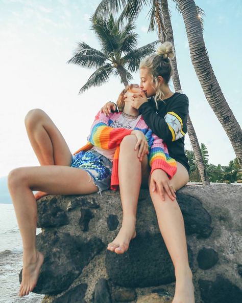 Bella Thorne and Tana Mongeau - Hawaii - 2018-06 - Album on Imgur Tana Mongeau And Bella, Tana Mongeau, Colored Cardigans, Bella Thorne, Gal Pal, Beach Photos, Beautiful Photography, Celebrity Photos, Hawaii