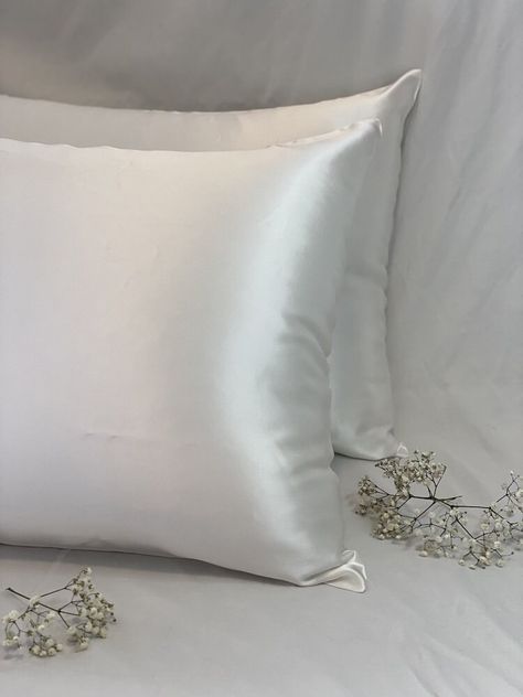 White Silk Pillowcase Aesthetic, White Silk Pillowcase, Aesthetic Pillows On Bed, Silk Pillowcase Aesthetic, White Silk Pillow, Silk Pillow Cases, Best Silk Pillowcase, Hair Overnight, Silk Pillow Case