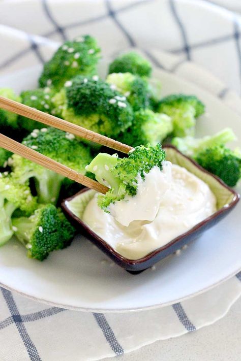 Steamed broccoli is anything but boring when paired with this DELICIOUS dip made from mayonnaise and soy sauce. An awesome low-carb side! Broccoli Steamed, Sauce For Broccoli, Mayo Dip, Asian Dipping Sauce, Cheesy Chicken Broccoli, Broiled Chicken, Low Carb Sides, Veggie Dip, Feel Good Food