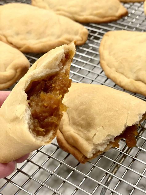 Empanadas de Calabasa (Pumpkin Empanadas) Pumpkin Empanadas Mexican Recipe, Mexican Empanadas, Homemade Empanadas, Pumpkin Empanadas, Back Kitchen, Mexican Sweet Breads, Pumpkin Syrup, Mexican Dessert Recipes, Homemade Sweets