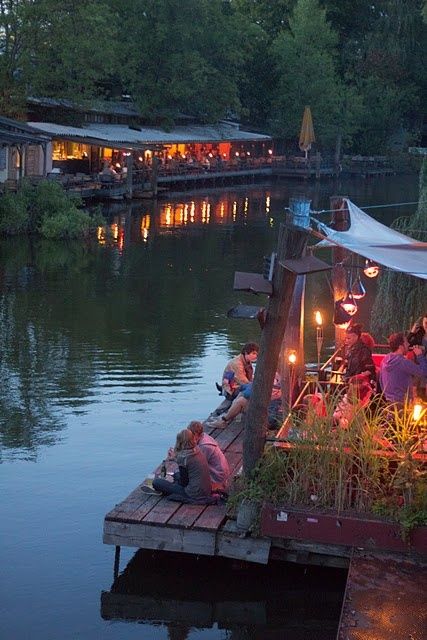 Berlin - Friedvoller Abend im Fluss-Cafe Club der Visionäre an der Spree ..... Peaceful evening in a River Cafe Voyage Europe, Stavanger, Gdansk, Tallinn, Berlin Germany, Germany Travel, Dream Destinations, Oh The Places Youll Go, Helsinki