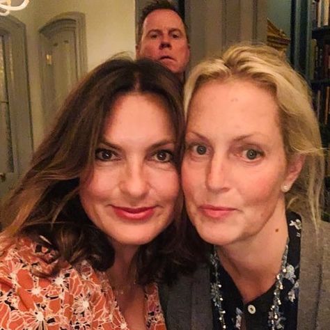 Ali Wentworth (@therealaliwentworth) posted on Instagram: “Who the.... ?” • May 30, 2019 at 3:11am UTC Ali Wentworth, Mariska Hargitay, Photo B, Actresses, On Instagram, Instagram