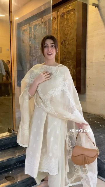 September Dress Outfit, Pakistani Style, Beige Suits Women Indian, Modest Bridal Shower Outfit, White Aesthetic Dress Indian, Off White Suits Women Pakistani, Kurti Outfit, Temple Outfit, Muslim Engagement Look