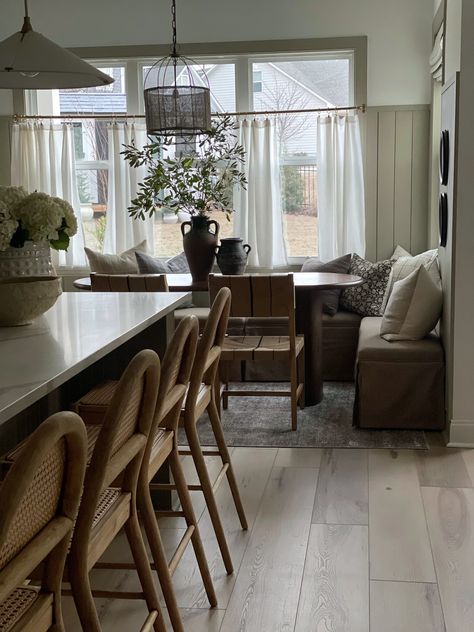 Dinning Nooks, Dining Room With Sitting Area, Dinning Nook, English Dining Room, Farmhouse Reno, 2023 Decor, Dining Room Nook, Cafe Curtains Kitchen, Modern Organic Home