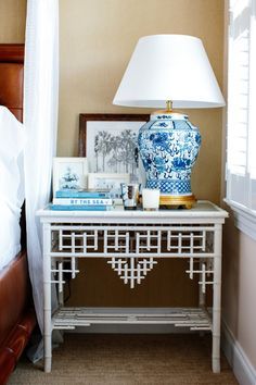 Blue And White Lamp, Blue And White Chinoiserie, Bedroom Lamp, Chinoiserie Chic, Asian Decor, White Rooms, Bedroom Lamps, White Decor, Bedroom Lighting