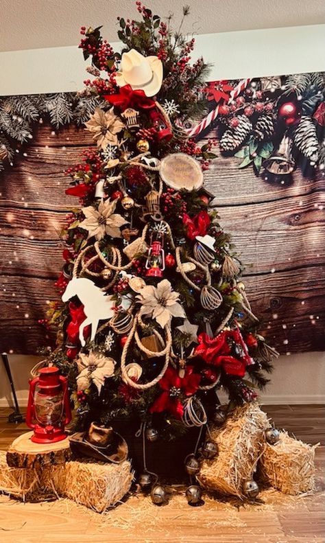 Ranch Theme Christmas Tree, Cowboy Tree Topper, Western Themed Christmas Tree Ideas, White Western Christmas Tree, Rustic Hunting Christmas Tree, Small Western Christmas Tree, Christmas Ranch Decor, Texas Christmas Tree Ideas, Cowboy Christmas Trees