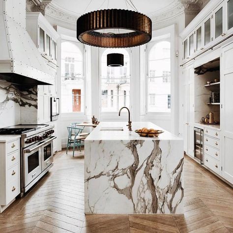 Marble island Marble Island, Interior Design Minimalist, Classic Kitchen, Kitchen Marble, Interior Modern, Luxury Kitchens, Large Kitchen, Counter Tops, White Cabinets