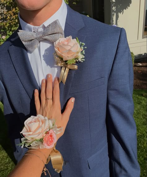 Light Pink Prom Corsage, Pink And Gold Corsage, Light Pink Corsage, Pink Corsage And Boutonniere, Corsage Formal, Prom Corsage Pink, Gold Corsage, Prom Flowers Corsage, Pink Boutonniere