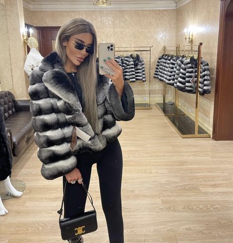 Chinchilla Fur Coat, Chinchilla Coat, Raccoon Fur Coat, Ski Style, Rabbit Fur Jacket, Chinchilla Fur, Rabbit Fur Coat, Fur Jackets, Winter Shorts