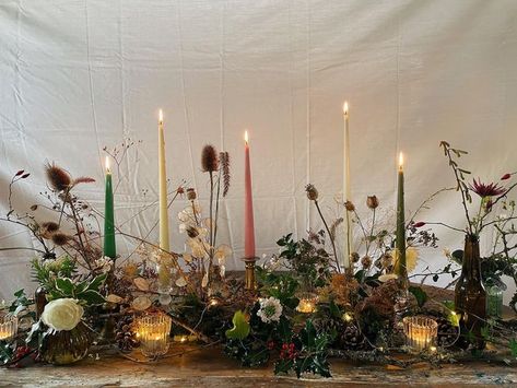 Christmas Floral Centrepiece, Foraged Christmas Decor, Winter Dried Flowers, Foraged Tablescape, Foraged Christmas Decorations, Dried Flower Table Arrangements, Christmas Floral Table Arrangements, Christmas Sunroom, Foraged Christmas