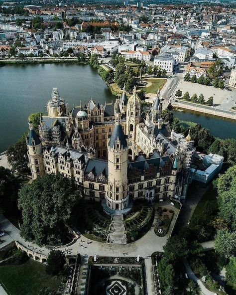 Castle In Germany, Castle Germany, Bangunan Minecraft, Chateau Medieval, Castles Of The World, Castle Aesthetic, Germany Castles, Chateau France, Beautiful Castles