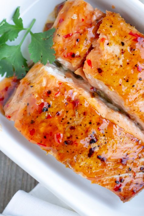 Salmon Thai, February Meals, Sweet Chili Salmon, Sweet Chilli Salmon, Chili Salmon, Paleo Fish, Baked Salmon Recipe, Eating Fish, Healthy Weeknight Meals