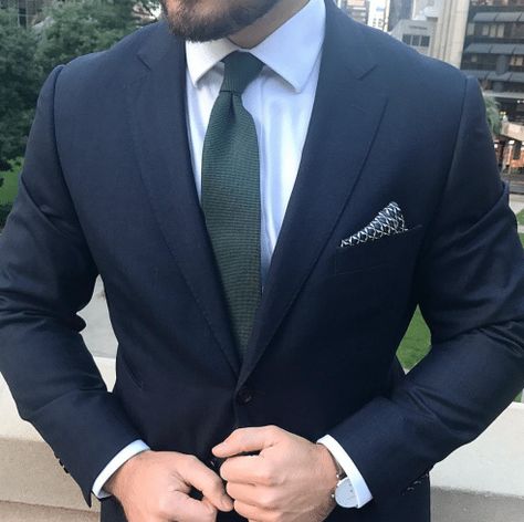 Navy suit and green tie. #bluesuits #blue #suits #jeans Navy Suit Green Tie, Green Tie Wedding, Black Suit Blue Shirt, Groomsman Ideas, Pie Wedding, Wedding Suits Men Blue, Men Suit Wedding, Green Suit Men, Black Tuxedo Suit