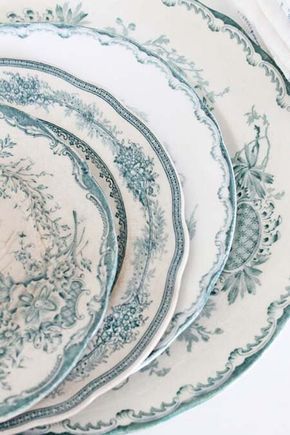 23 simple and elegant ideas for a French country Christmas decor French Country Christmas Decor, Vintage Transferware, Green Transferware, Antique Planter, French Country Christmas, Vibeke Design, Antique Dishes, Cottage Charm, Country Christmas Decorations