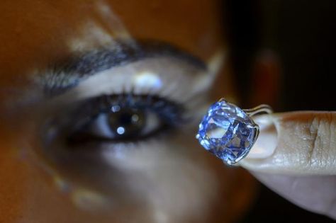 Sotheby's says a rare blue diamond has sold for a record $48.5 million at a Swiss auction, including fees. Blue Moon Diamond, Most Expensive Jewelry, Expensive Diamond, Diamond Education, Expensive Jewelry, Bling Rings, Fancy Color Diamonds, Pink Diamond, Blue Moon