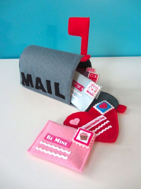 Diy Gifts For Toddlers, Mailbox Gray, Felt Valentine, Easy Felt Crafts, Toddler Valentine Crafts, Gifts For Toddlers, Felt Craft Projects, Valentine Mailbox, Toddler Girl Gifts