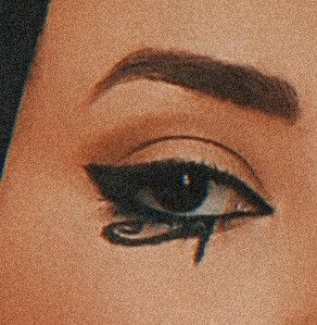 Egyptian eyeliner horus eye Eyeliner Styles Egyptian, Eye Of Horus Eyeliner, Egyptian Eye Drawing, Eye Of Horus Aesthetic, Eye Of Ra Makeup, Eye Of Horus Makeup, Egyptian Liner, Egyptian Aesthetic Outfit, Egypt Eyeliner