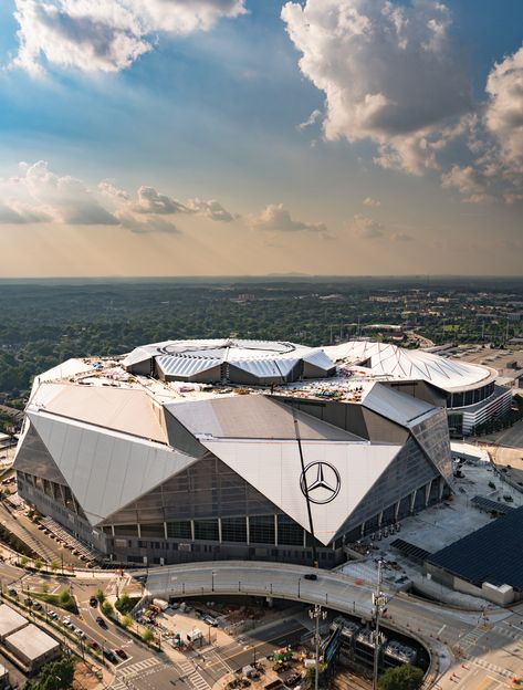 Mercedes Benz Stadium, Stadium Architecture, Atlanta Falcons Football, Nfl Stadiums, Atlanta United Fc, Cool Nike Wallpapers, Stadium Design, St James' Park, Sports Stadium