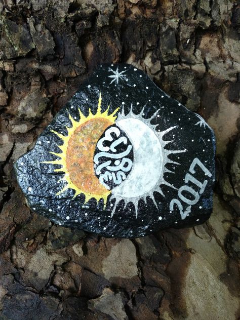 Eclipse painted rock Solar Eclipse Rock Painting, Eclipse Rocks, Boho Rocks, Eclipses Art, Eclipse Party, Rock Creations, Paw Painting, 2024 Eclipse, Inspirational Rocks