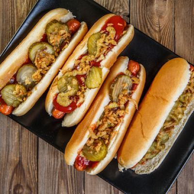 Loaded Hot Dogs with Crispy Onions Nfl Snacks, Loaded Hot Dogs, Super Bowl Finger Foods, Healthy Superbowl Appetizers, Super Bowl Snack, American Hot Dogs, Easy Super Bowl, Bowl Party Food, Superbowl Appetizers