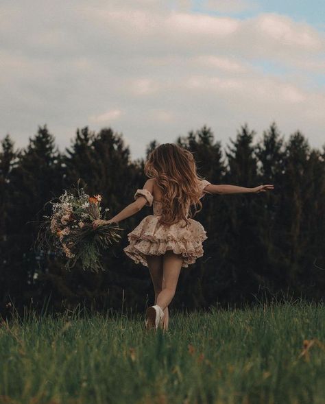 Flower Field Birthday Photoshoot, Floral Photo Shoot Ideas, Sweet 16 Photoshoot Outdoor, Senior Picture Ideas Fairytale, Garden Fairy Photoshoot, Forest Birthday Photoshoot, Fairytale Senior Pictures, Nature Birthday Photoshoot, Photoshoot Themes Outdoor