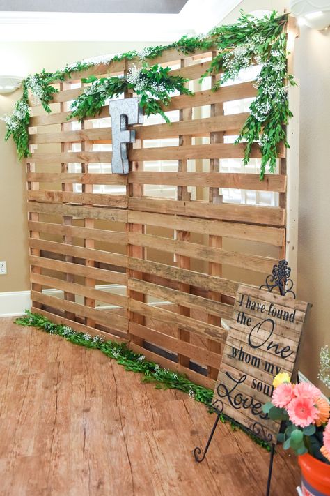 Wooden pallet photo backdrop idea for wedding Wood Backdrop Wedding, How To Make Backdrop, Wedding Pallet, Pallet Backdrop, Diy Photo Wall, Pallet Wedding, Wooden Backdrops, Diy Bird Bath, Wood Backdrop