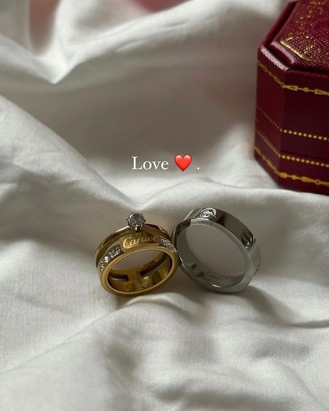 Cartier Wedding Rings, Gym Bag Essentials, Engagement Inspo, Jewelry Fashion Trends, Love My Husband, Fancy Jewellery, Wedding Rings Unique, Dreamy Wedding, Couples In Love