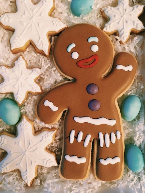 Gingerman Cookies Decoration, Ginger Cookies Decoration, Shrek Cookies Decorated, Ginger Man Cookies, Gingerbread Designs, Ginger Cookies Christmas, Gingerbread Cookies Decorated, Cute Christmas Cookies, Sugar Cookie Royal Icing