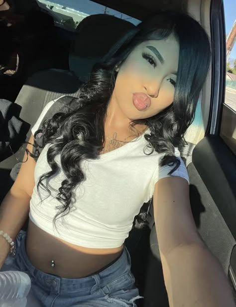 #pinterest #tiktok #instagram #women #latina #beauty #inspo #hair #hairstyles #hairstylesforlonghair Hair Styles Latina, Baddie Hairstyles Latina, Cute Latina Hairstyles, Hairstyles With Curled Hair, Latina Makeup Looks, Mexican Hairstyles, Girl Baddie, Edgars Haircut