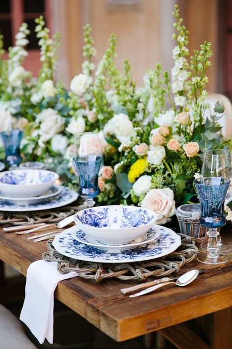 Trending Now: Dutch Delft and Chinoiserie-Inspired Wedding Décor Reception Place Settings, Blue And White Plates, Classic Blue Wedding, Chinoiserie Wedding, Wedding Photo Booth Props, Wedding Thanks, Edible Wedding Favors, White Plates, White China