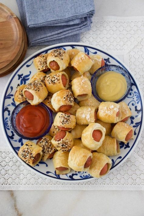 A surprisingly easy appetizer or bite-size snacks made in just minutes. Puff pastry adds a buttery, flaky crust that go so well with beef hot dogs or sausages. You won’t be able to eat just one. Puff Pastry Pigs in a Blanket are little flaky bites of heaven! You’ve probably seen a version of “Pigs in a Blanket” some time in your life. Some are made with puff pastry or wrapped with crescent canned dough. They are typically served as an appetizer at parties/celebrations or bite-size sn… Sausage Wrap, Hot Dog Sauce, Best Guacamole, Cocktail Sausages, Bite Size Snacks, Best Guacamole Recipe, Spicy Brown Mustard, Beef Hot Dogs, Crescent Dough