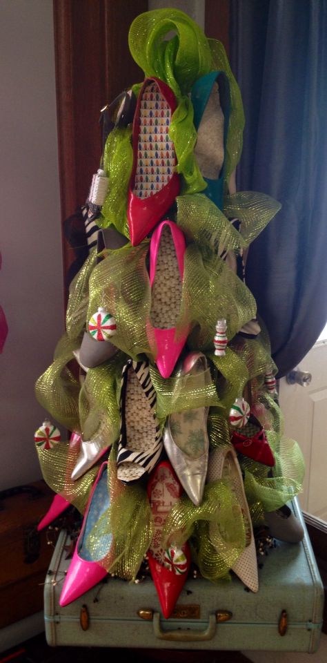 High heel Christmas tree High Heel Christmas Tree, Holiday Merchandising, Christmas Tree Alternative Ideas, Shoe Closet Diy, Trashy Christmas, Leaves Template Free Printable, Barbie Tree, Christmas Tree Alternative, Barbie Christmas Tree