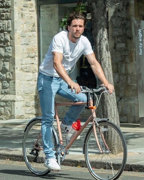 #KitHarington heading out a few days ago for a bike ride in London after being announced as Marvel’s Black Knight! (source: @justjared) Kit Harrington Style, Bike Outfit, Asian Man Haircut, Kit Harrington, Bike Aesthetic, King In The North, Mens Summer Outfits, Black Knight, Kit Harington