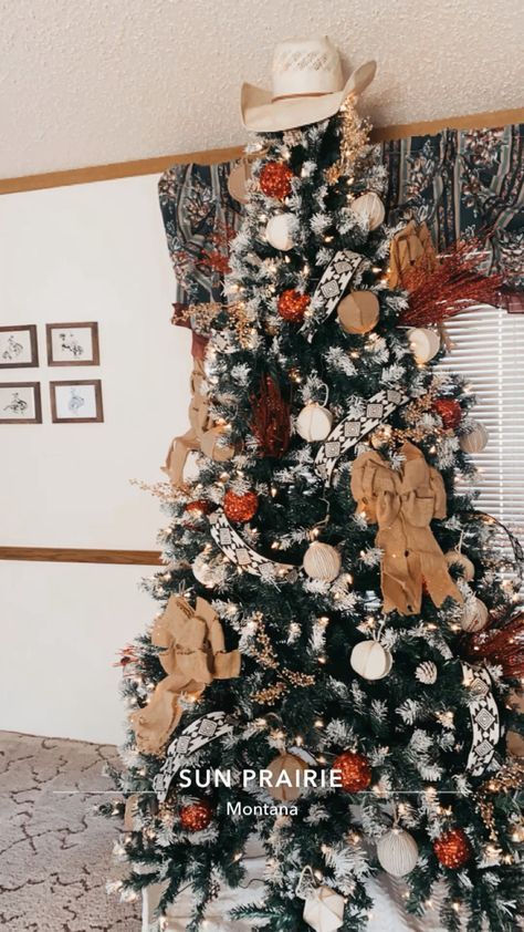 White Western Christmas Tree, Western Tree Decorations, Christmas Tree Ideas Western, Western Themed Christmas Tree, Western Theme Christmas Tree, Western Christmas Tree Ideas, Cowboy Christmas Tree Ideas, Western Christmas Decor, Cowboy Christmas Tree