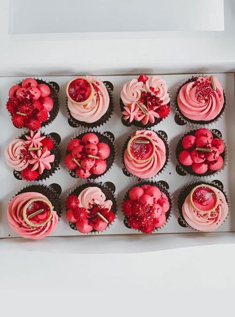 Red Cupcakes Aesthetic, Valentine’s Day Cupcakes Aesthetic, Red And Pink Cupcakes, Valentines Cakes And Cupcakes, Valentines Day Cupcakes, Cake Valentine, Valentines Cupcake, Cupcakes Love, Valentines Cakes