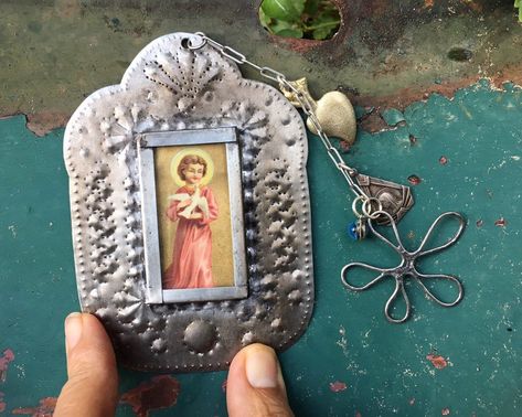 Tin Shrine, Feuille Aluminium Art, Tin Foil Crafts, Mexican Tin Art, Tin Punch, Tin Foil Art, Metal Embossing Art, Tin Crafts, Glass Picture Frame