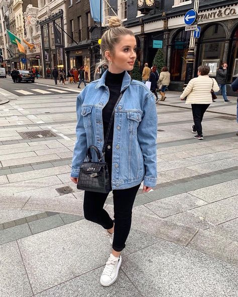 Sophie Kirby on Instagram: “Slowly digging the denim jackets out my wardrobe 😇 #TopshopStyle” Oversized Denim Jacket Outfit Winter, Denim Jacket Outfit Winter, Oversized Jean Jacket Outfit, Denim Jacket Outfit Women, Oversized Denim Jacket Outfit, Eurotrip Outfits, Winter Jacket Outfits, Black Pants Outfit, Outfits Con Jeans