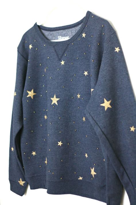 This project was originally created for  Consumer Crafts.Have you seen the galaxy trend that is popping up all over the internet lately? The constellations and stars and sparkles and colors are right up our alley. And because we always love trying our hands at DIYing the next big thing, we decided to make this beaded DIY galaxy sweatshirt. It was so fun and easy to make – if you can iron and sew on a button, you can make this! Such a fun way to elevate a $7 sweatshirt to something… Diy Galaxie, Sew On A Button, Beaded Sweatshirt, Galaxy Sweatshirt, Beaded Diy, Diy Fashion Trends, Denim Earrings, Granny Square Sweater, Galaxy Shirt